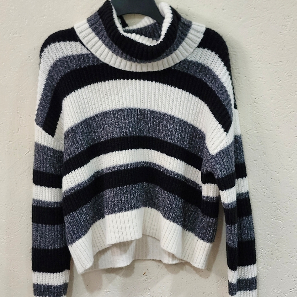 Vtg striped turtleneck sweater Black & White..by‎ & By Meduim NEW